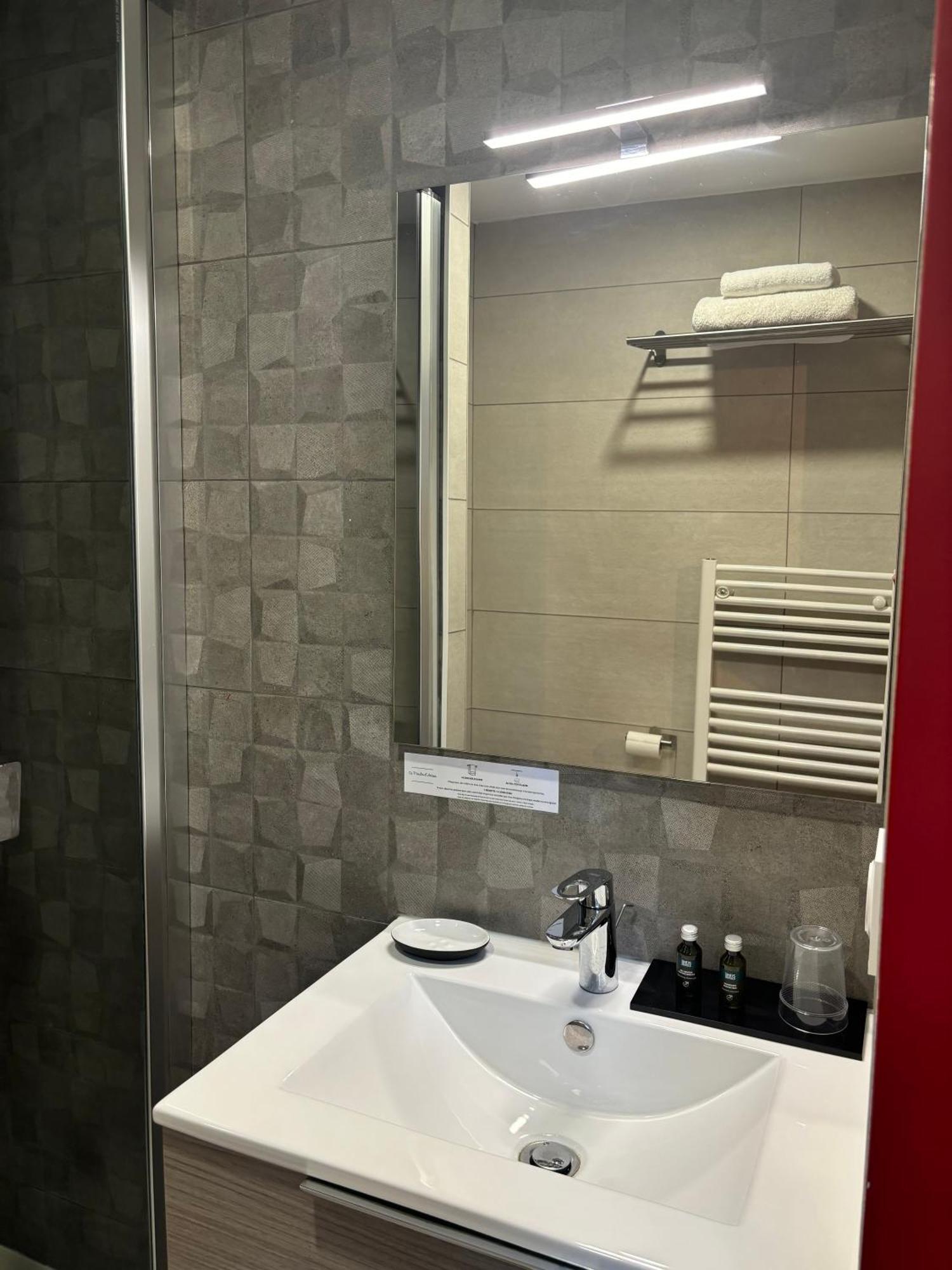 Logis Hotel-Restaurant - Le Moulin D'Artres المظهر الخارجي الصورة